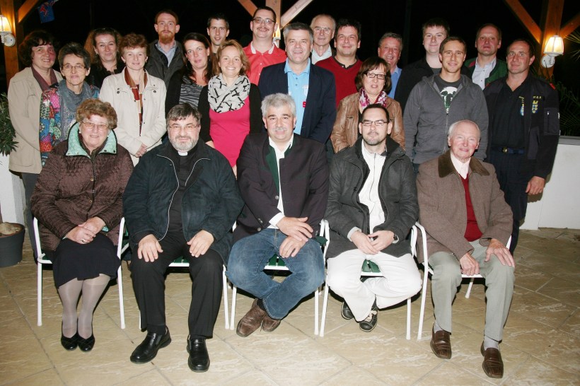 Schon Tradition ist, dass Bürgermeister Reinhard Breitner die Vertreter  der Vereine und Organisationen der Gemeinde Weißenkirchen an der Perschling  zur gemeinsamen Erstellung des Veranstaltungskalenders einlädt. Am Freitag, 8.  November, wurde in der Pizzeria Dorfcafe Priesching in Weißenkirchen der  Terminkalender 2014 erstellt. Vor einem gemeinsamen, gemütlichen Pizzaessen  wurde noch das Gruppenfoto aller Anwesenden gemacht: HInten von links: Iris  Mayer, Michael Franz, Matthias Schmidt, Gerald Redl, Anton Buchinger, Franz  Erber, Willi Beitl, Christoph Pokorny, Bernhard Priesching, mittlere Reihe von  links: Christine Spangl, Dorothea Propst Frühwirth, Martha Schauer, Michaela  Gräll, Tanja Haselhofer, Franz Peter Nussbaumer, Anna Bollenberger, Christoph  Eigner, Peter Luger, vorne von links: Waltraud Niederhametner, Pfarrer  Johannes Schörgmayer, Bgm. Reinhard Breitner, Dr. Jürgen Haas und Franz  Buchinger.